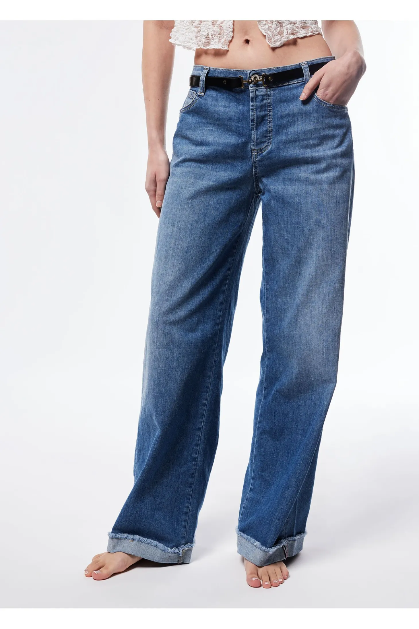 Jeans baggy con risvolto e orlo sfrangiato