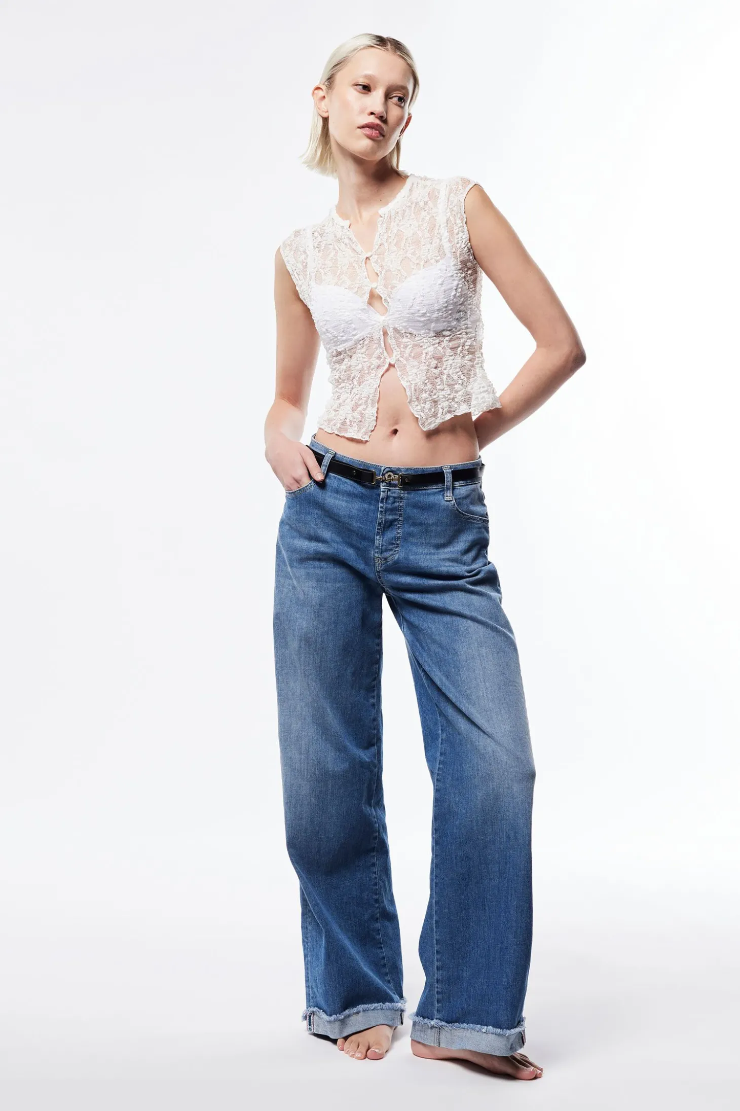 Jeans baggy con risvolto e orlo sfrangiato