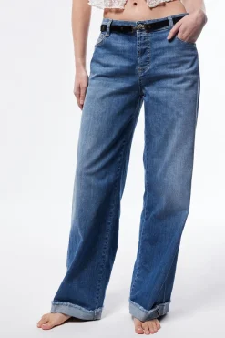 Jeans baggy con risvolto e orlo sfrangiato