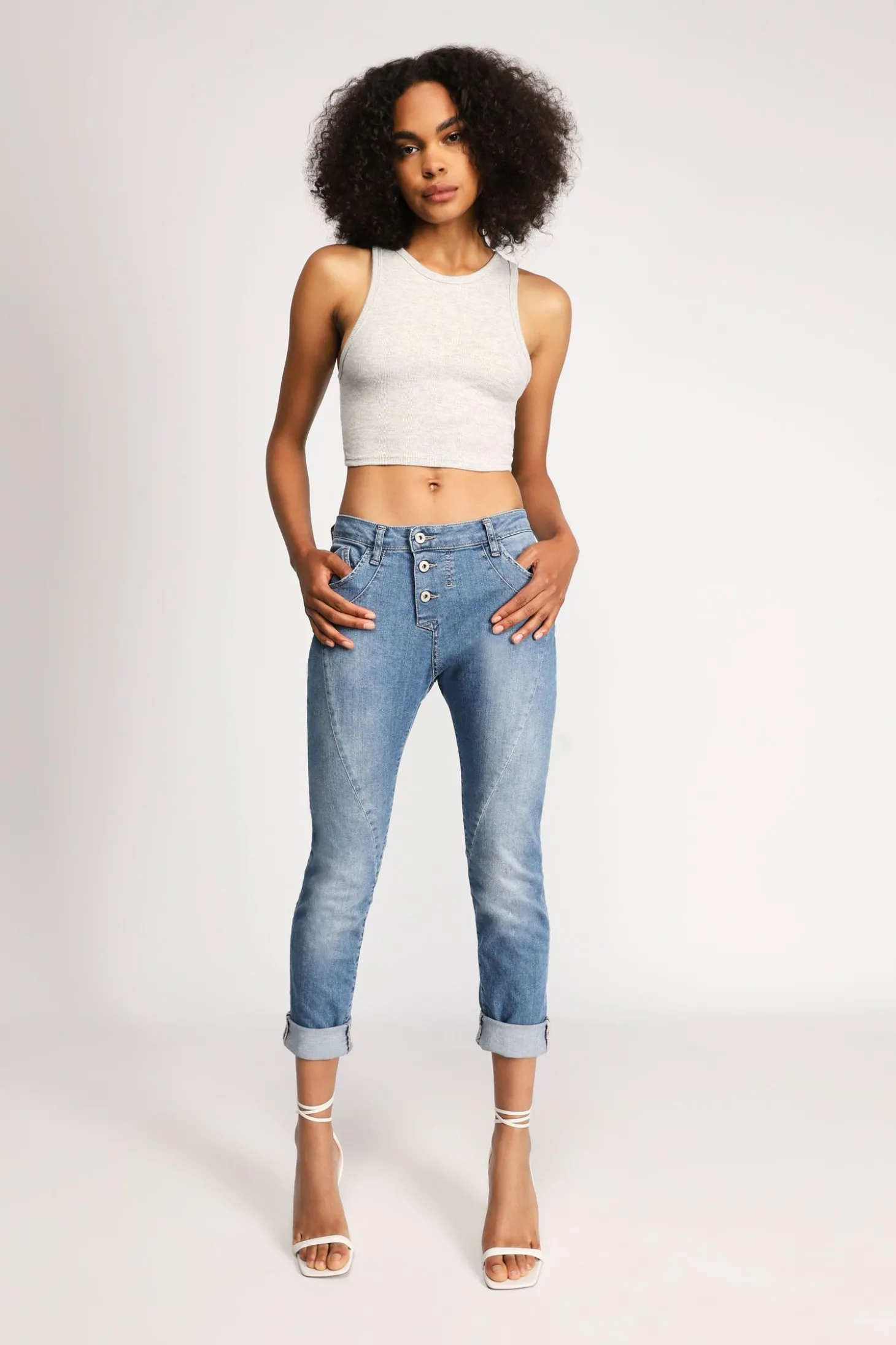 Jeans slim-fit effetto délavé con chiusura laterale e cuciture dettaglio
