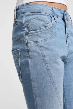 Jeans slim-fit effetto délavé con chiusura laterale e cuciture dettaglio