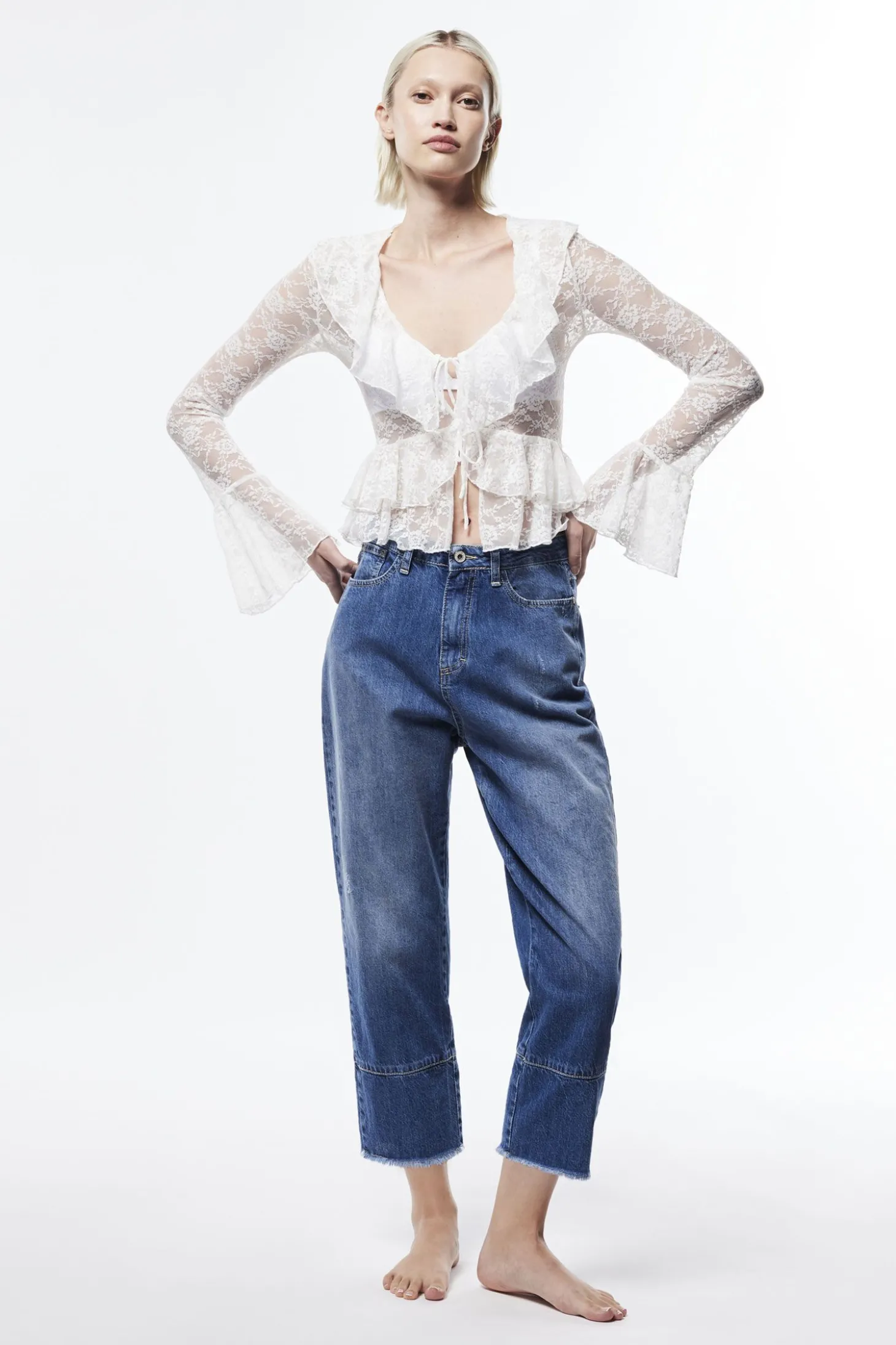 Jeans tapered con orlo sfrangiato
