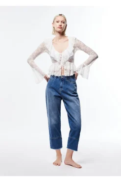 Jeans tapered con orlo sfrangiato