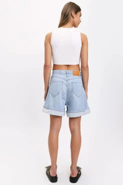 Pantalón corto evasé en denim claro