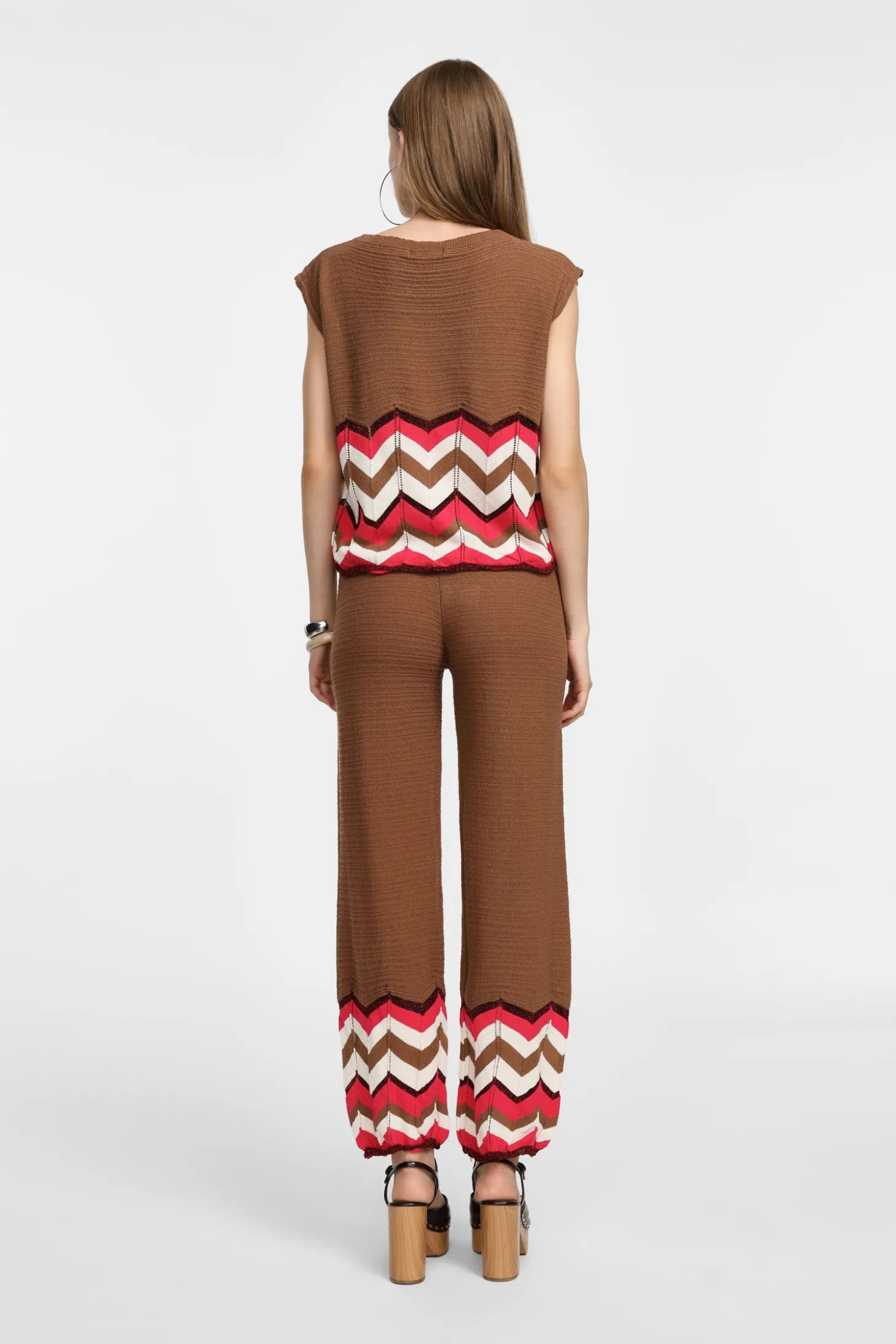 Pantalones amplios con diseño gráfico