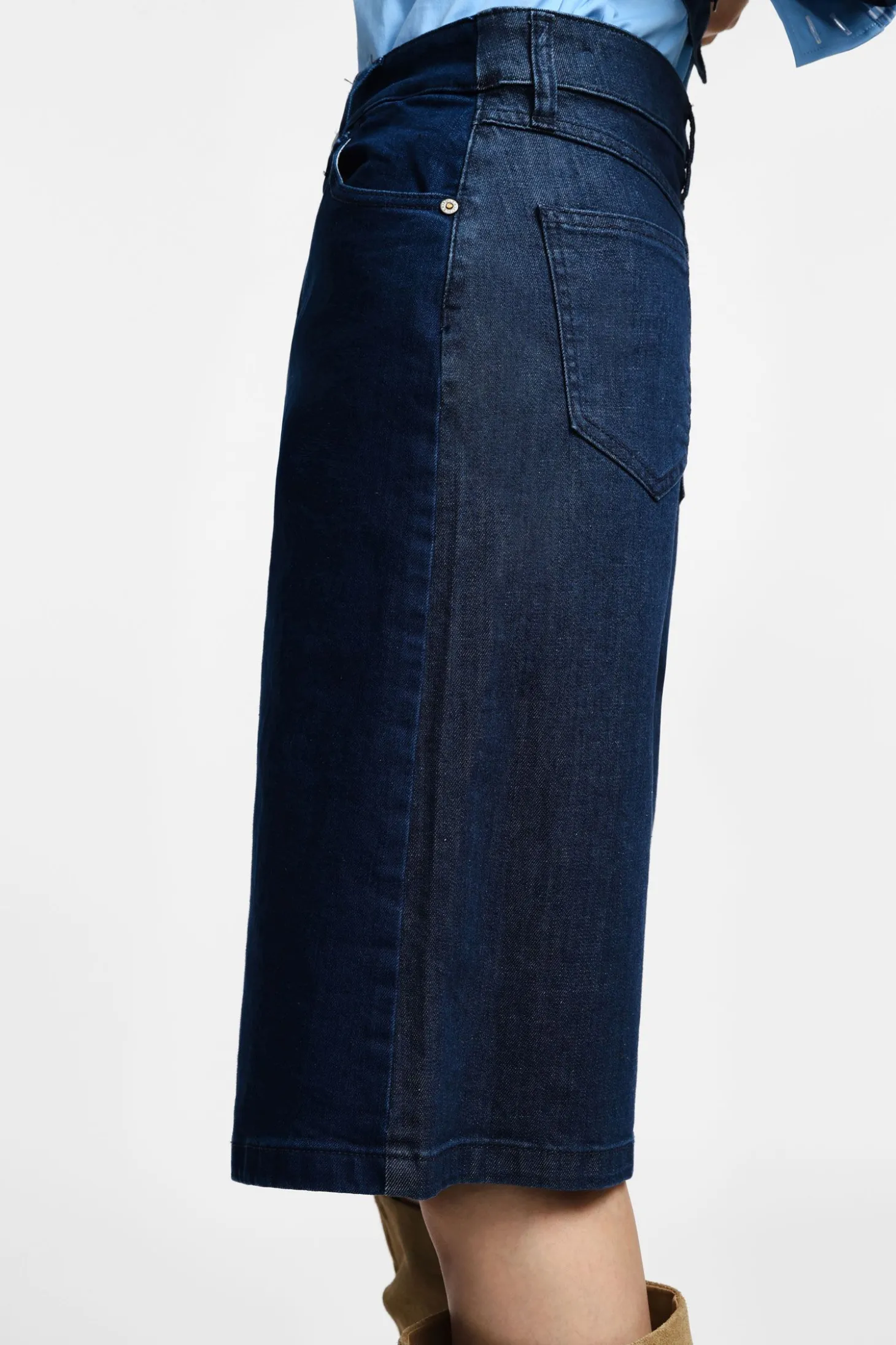 Pantalones cortos a la rodilla con cinco bolsillos