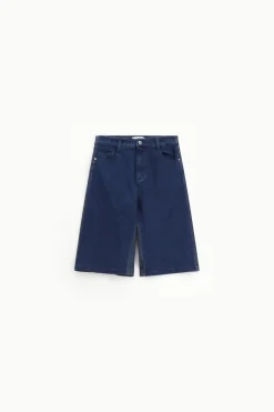 Pantalones cortos a la rodilla con cinco bolsillos