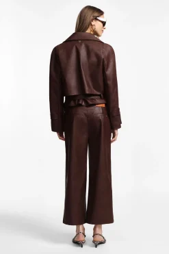 Pantalones cropped de cuero sintético con pierna ancha