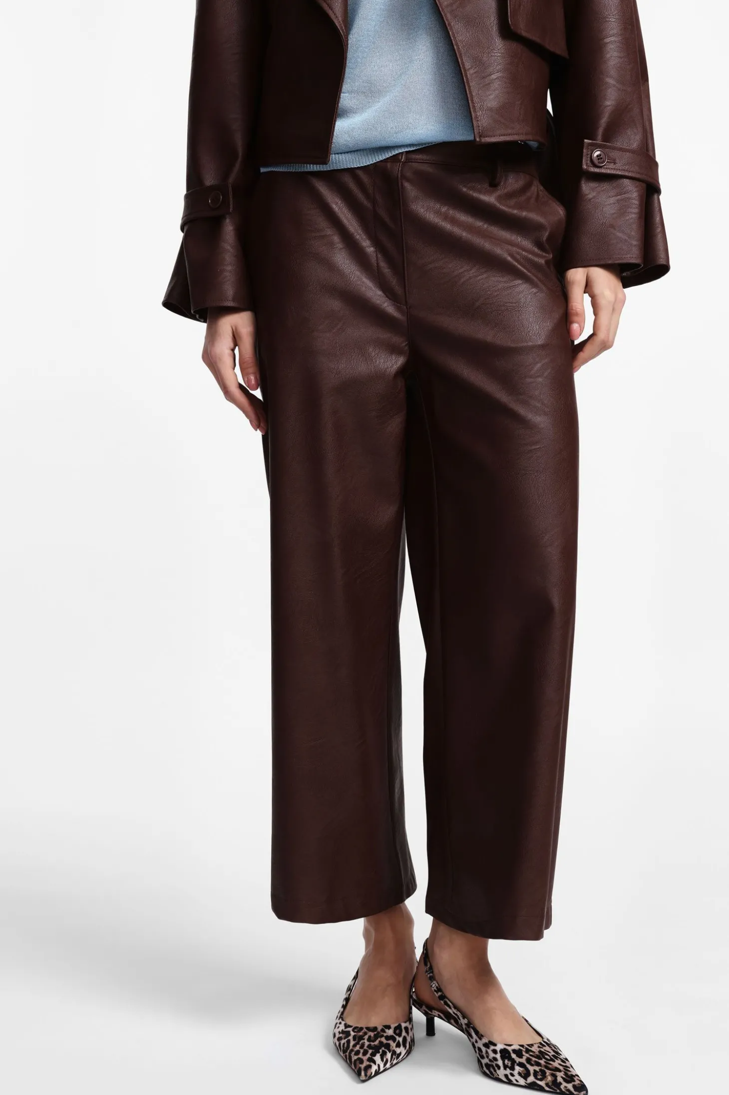 Pantalones cropped de cuero sintético con pierna ancha