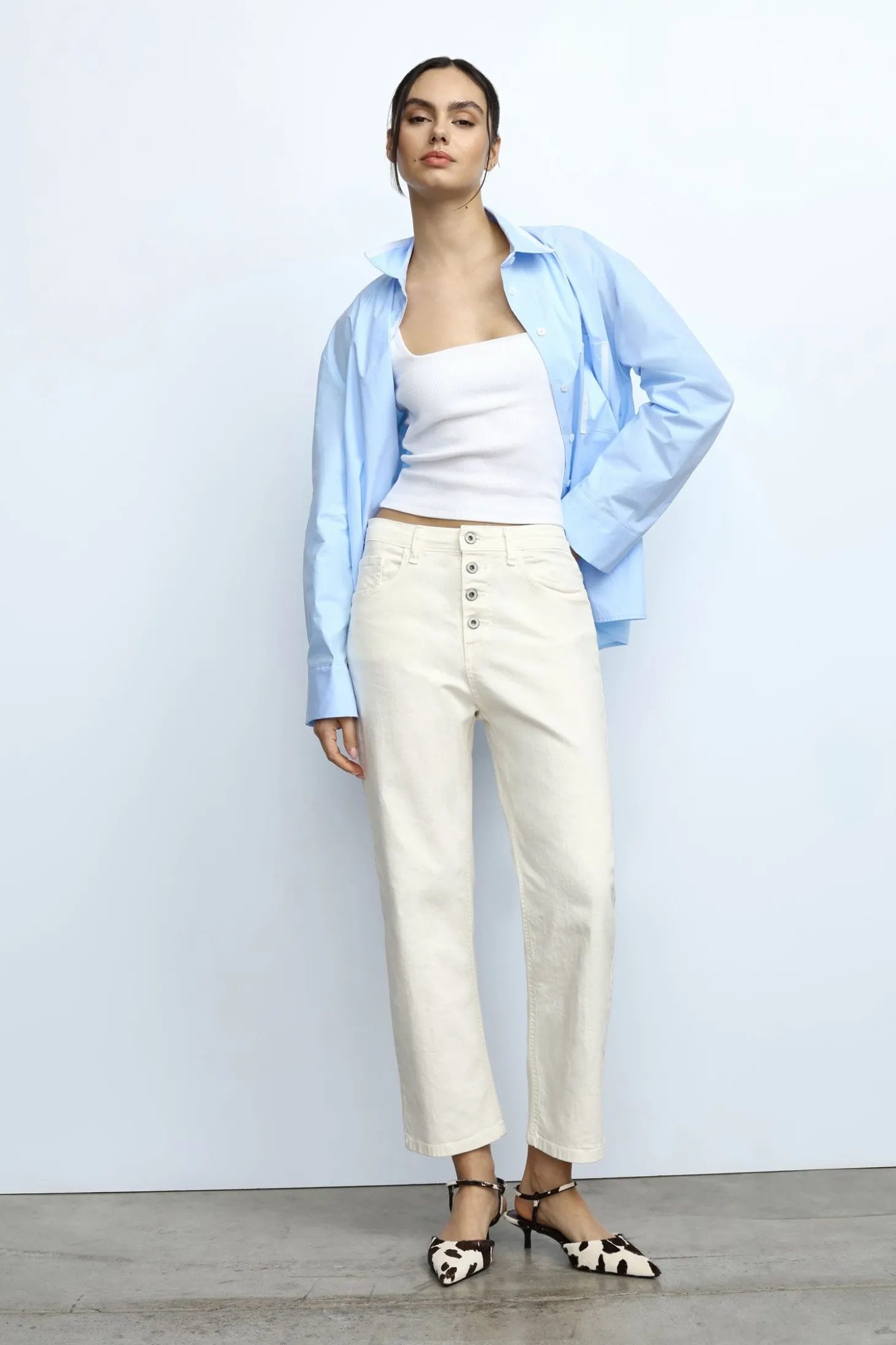 Pantalones holgados con bolsillos y botones visibles