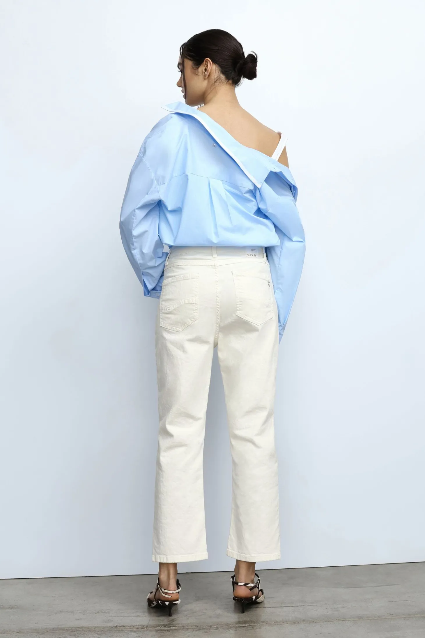 Pantalones holgados con bolsillos y botones visibles
