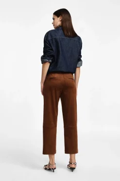 Pantalones recortados tiro medio efecto suede