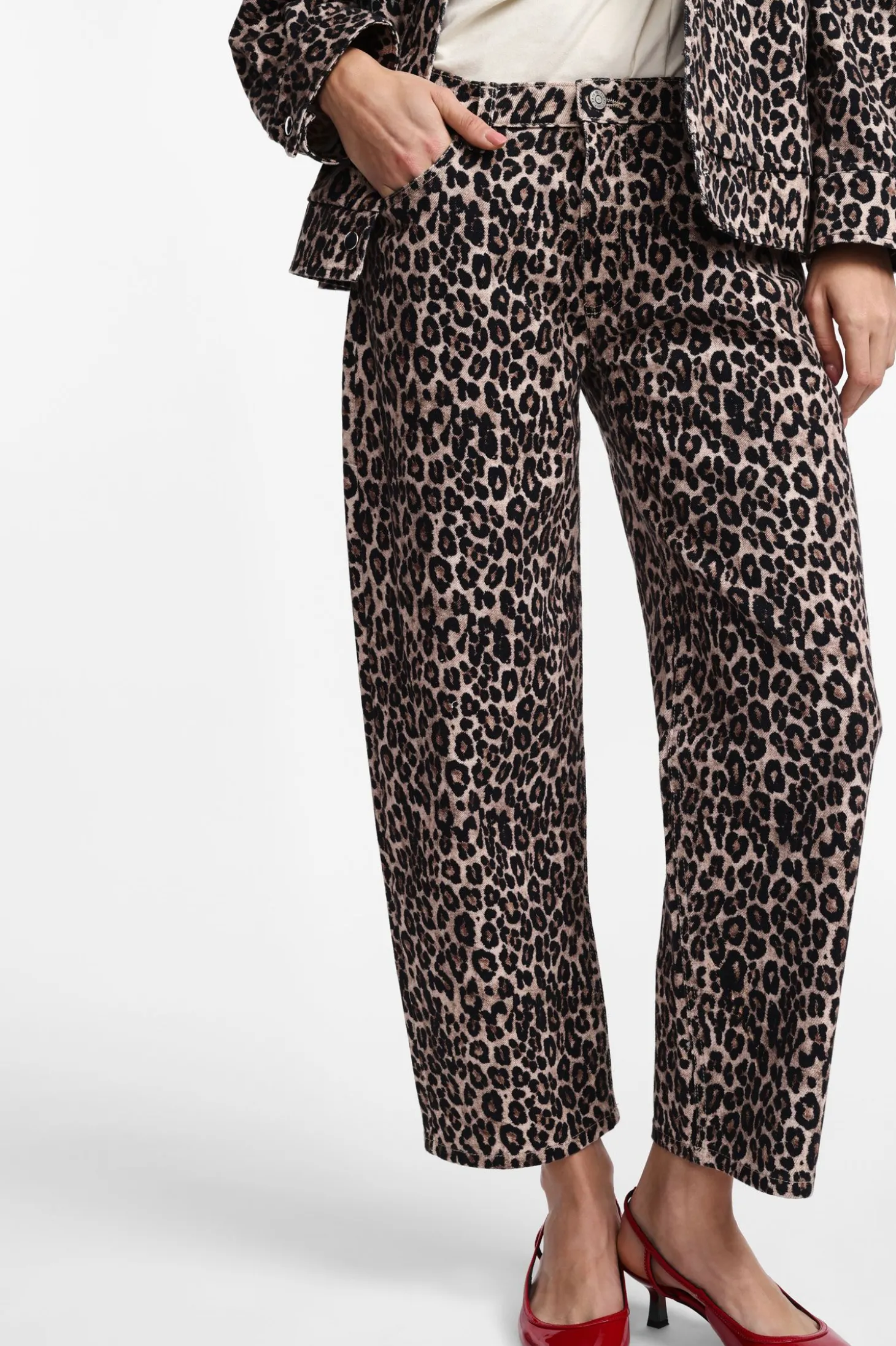 Pantalones straight con estampado animal