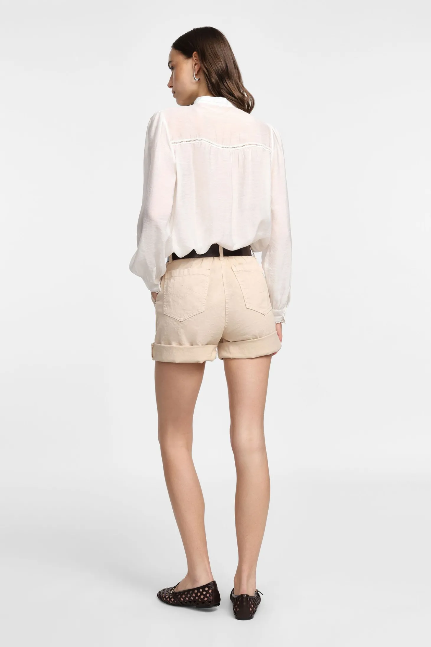 Shorts con cinturón y bolsillos verticales