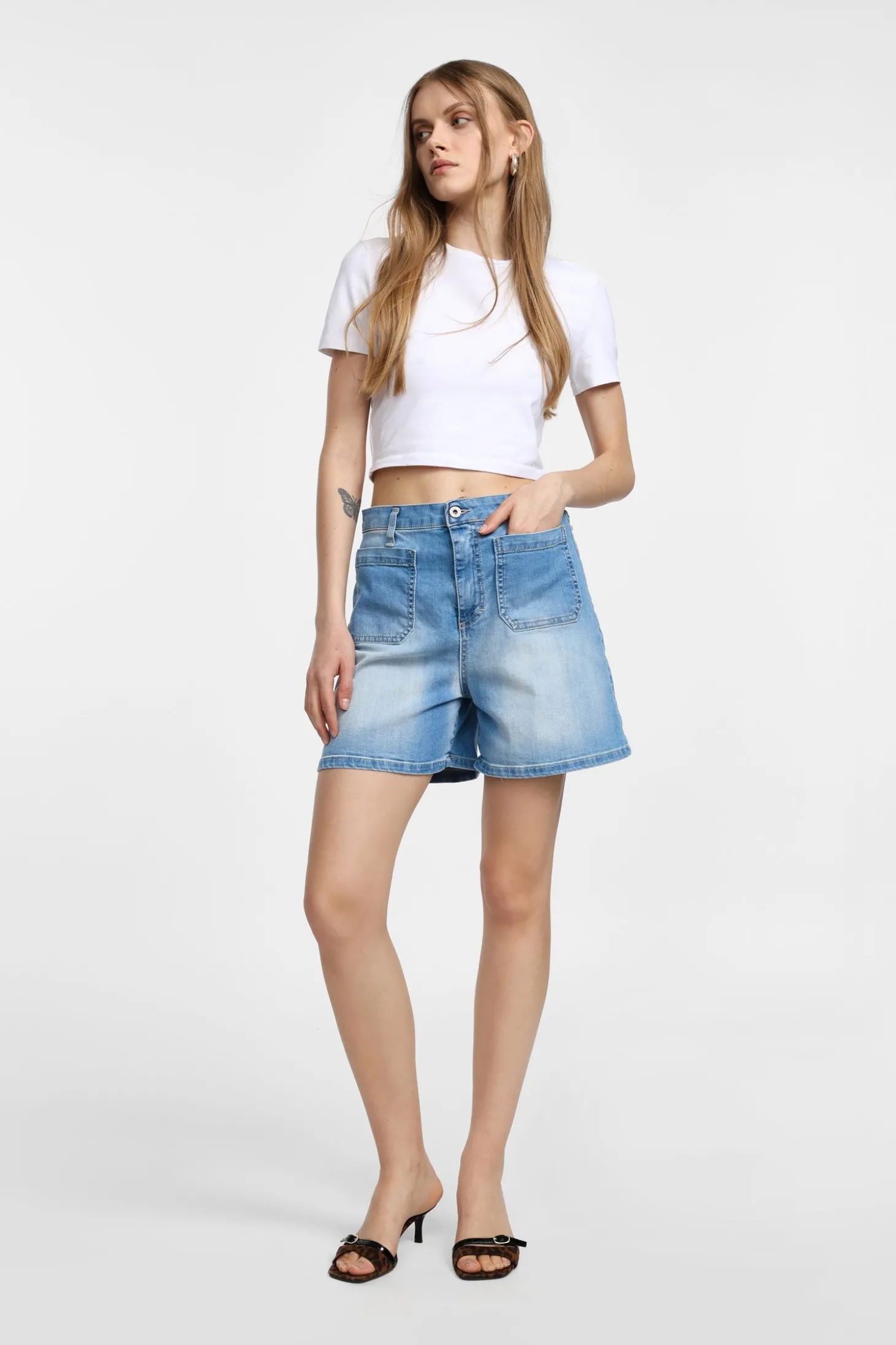 Shorts regulares con bolsillos frontales
