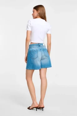 Shorts regulares con bolsillos frontales