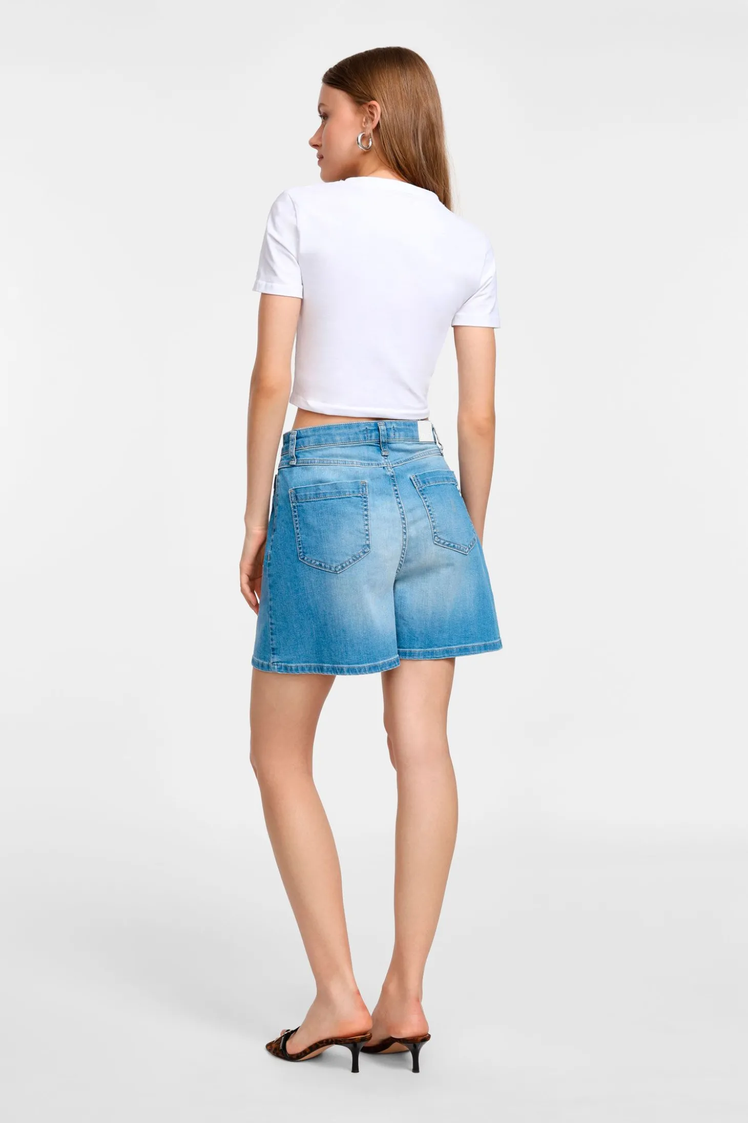 Shorts regulares con bolsillos frontales