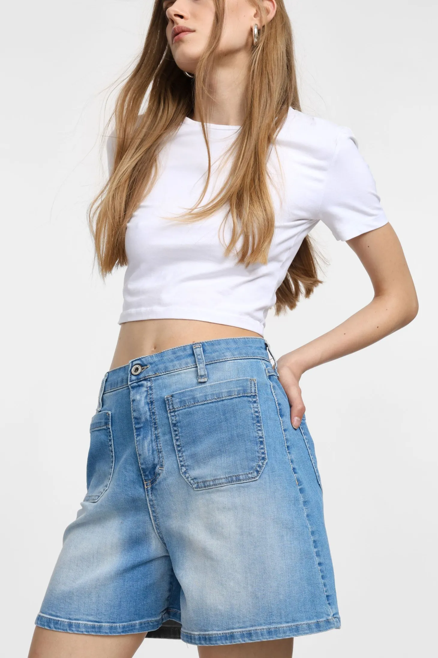 Shorts regulares con bolsillos frontales