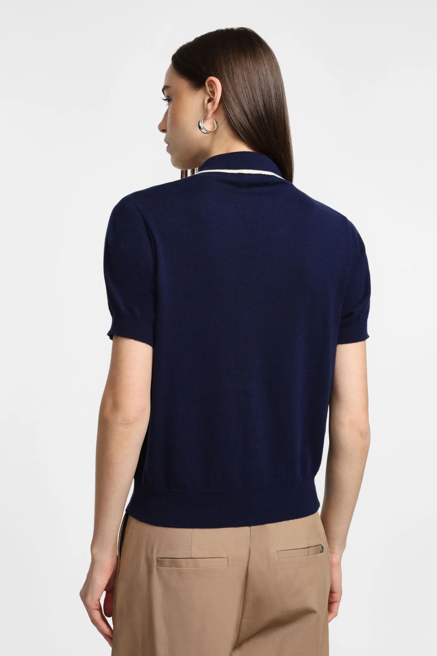 Suéter con cuello y líneas