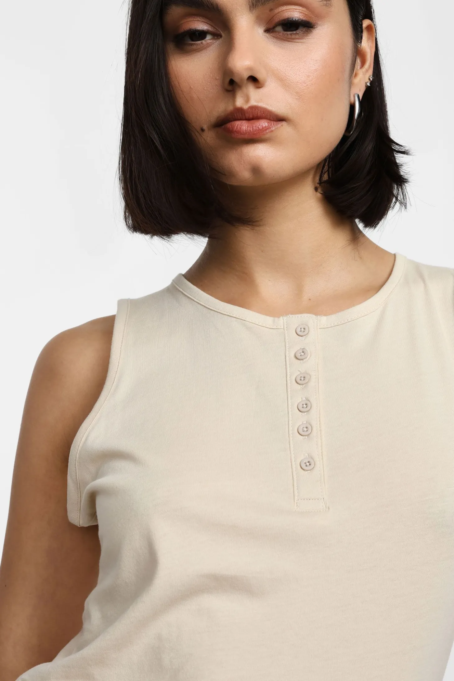 Tank top con botones decorativos