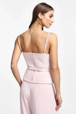 Top con cinturón fino y escote recto