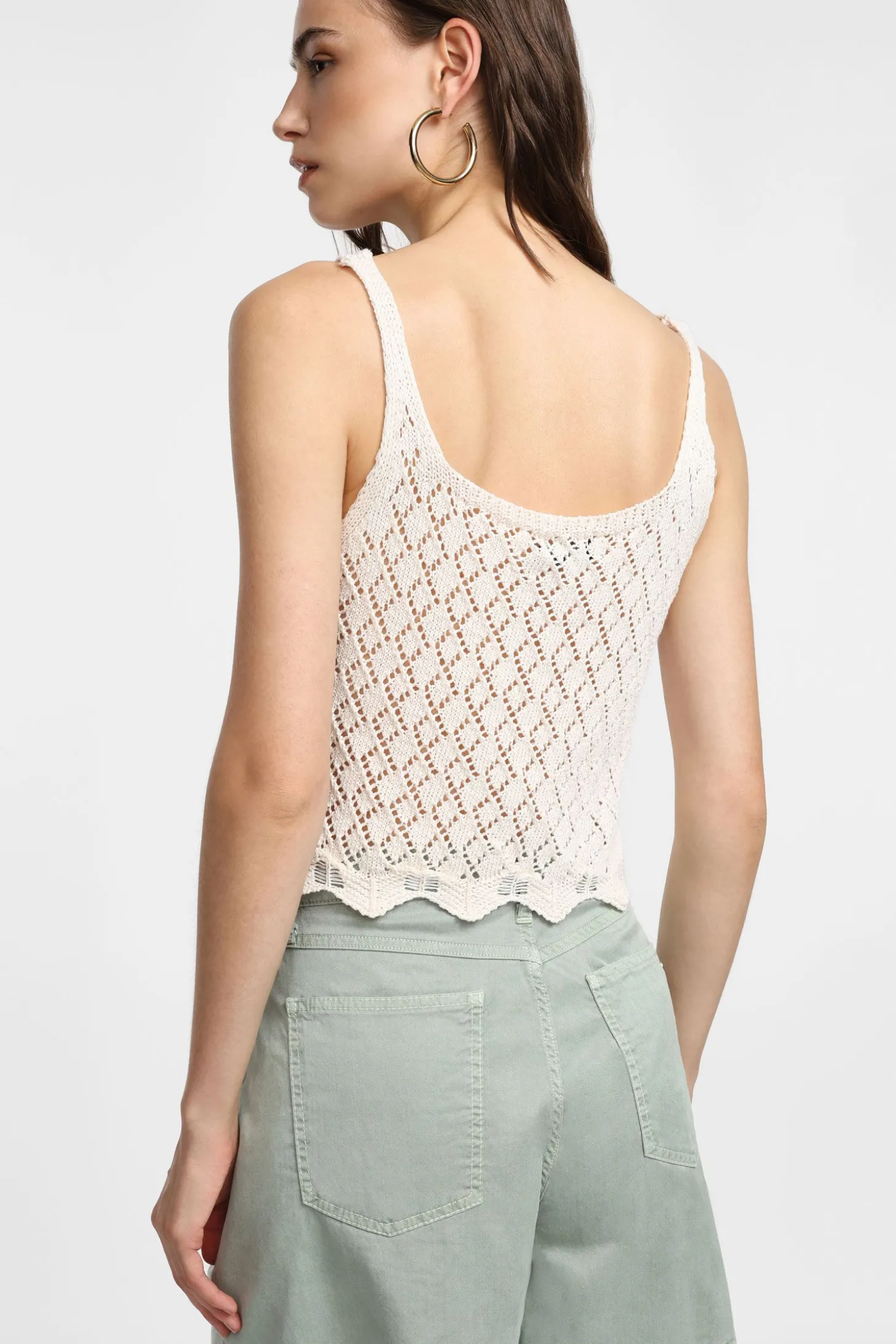 Top con tirantes y diseño calado
