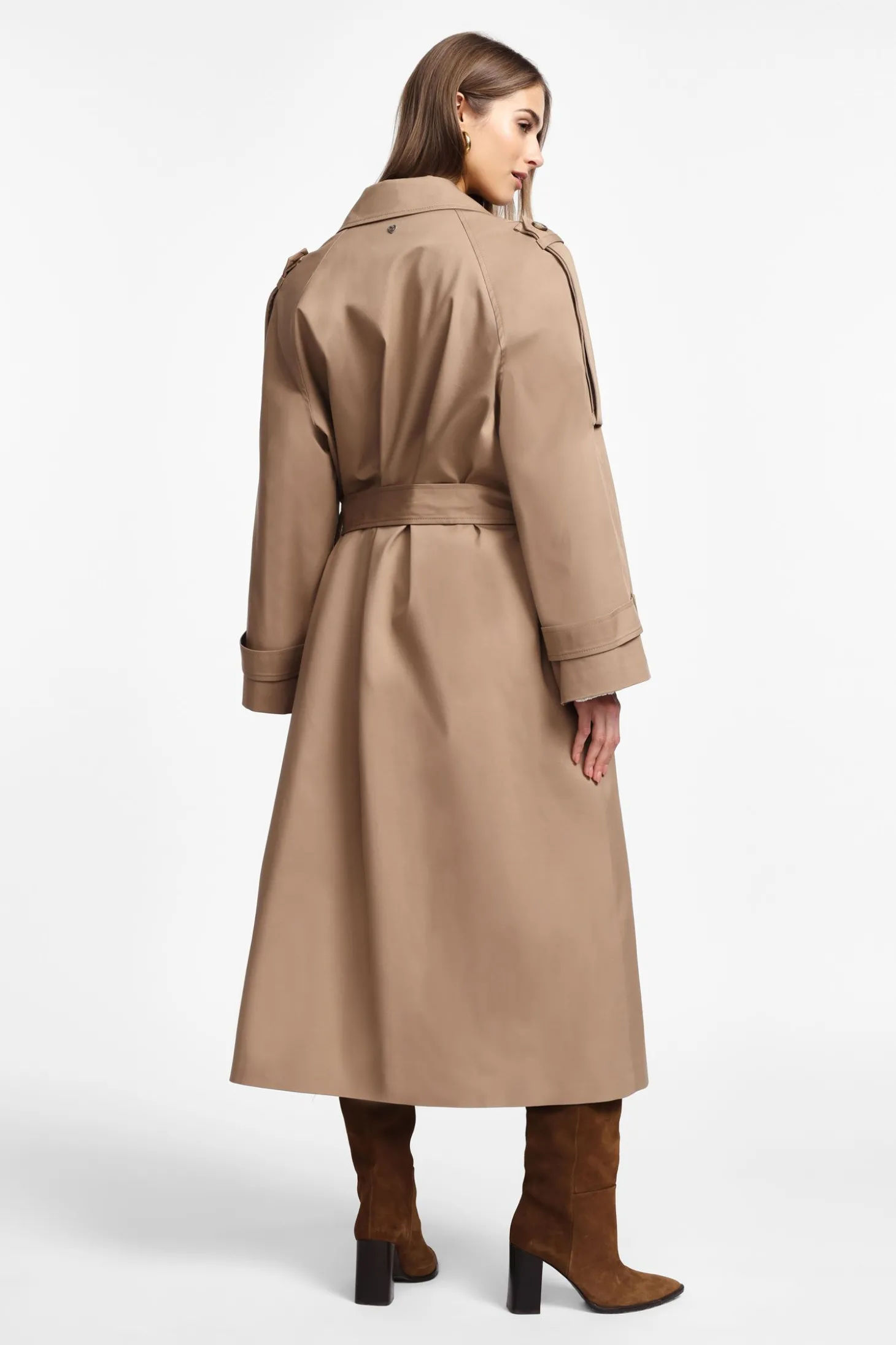 Trench con cinturón y abertura