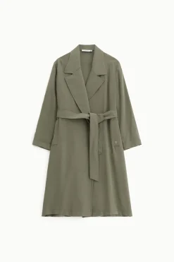Trench con cinturón y cuello amplio