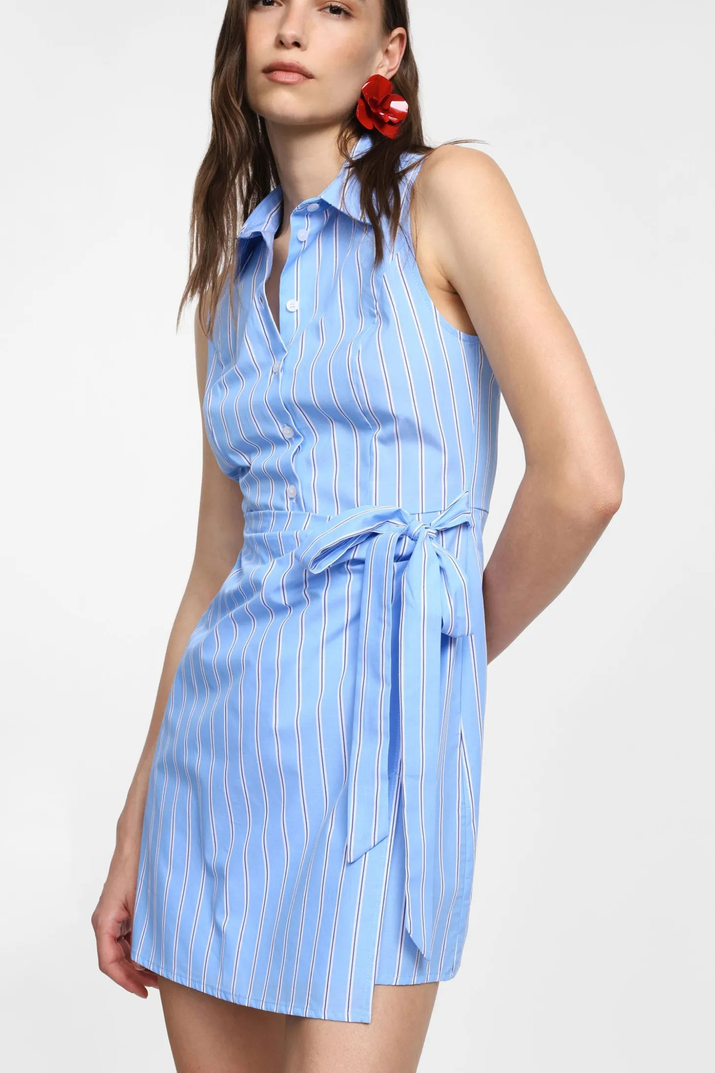 Vestido camisero con rayas y lazo