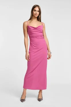 Vestido con tirantes y escote espalda