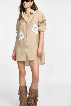 Vestido corto con cuello clásico
