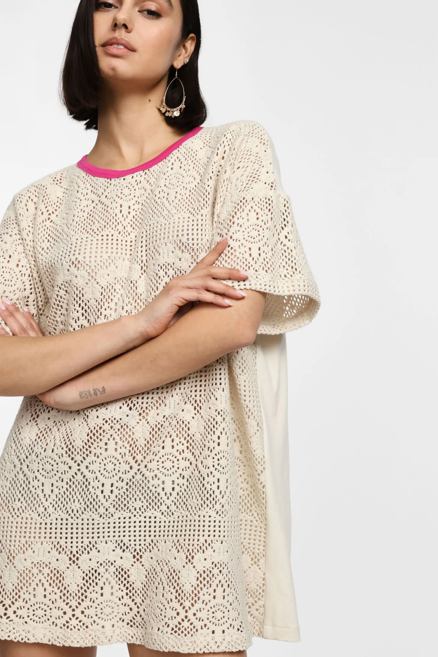 Vestido corto estampado calado