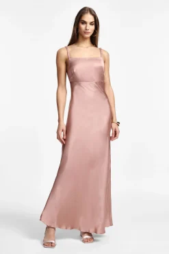 Vestido largo satinado con tirantes cuadrados