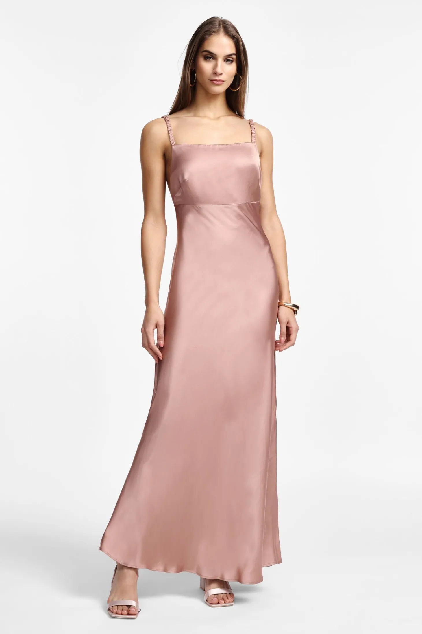 Vestido largo satinado con tirantes cuadrados