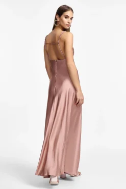 Vestido largo satinado con tirantes cuadrados