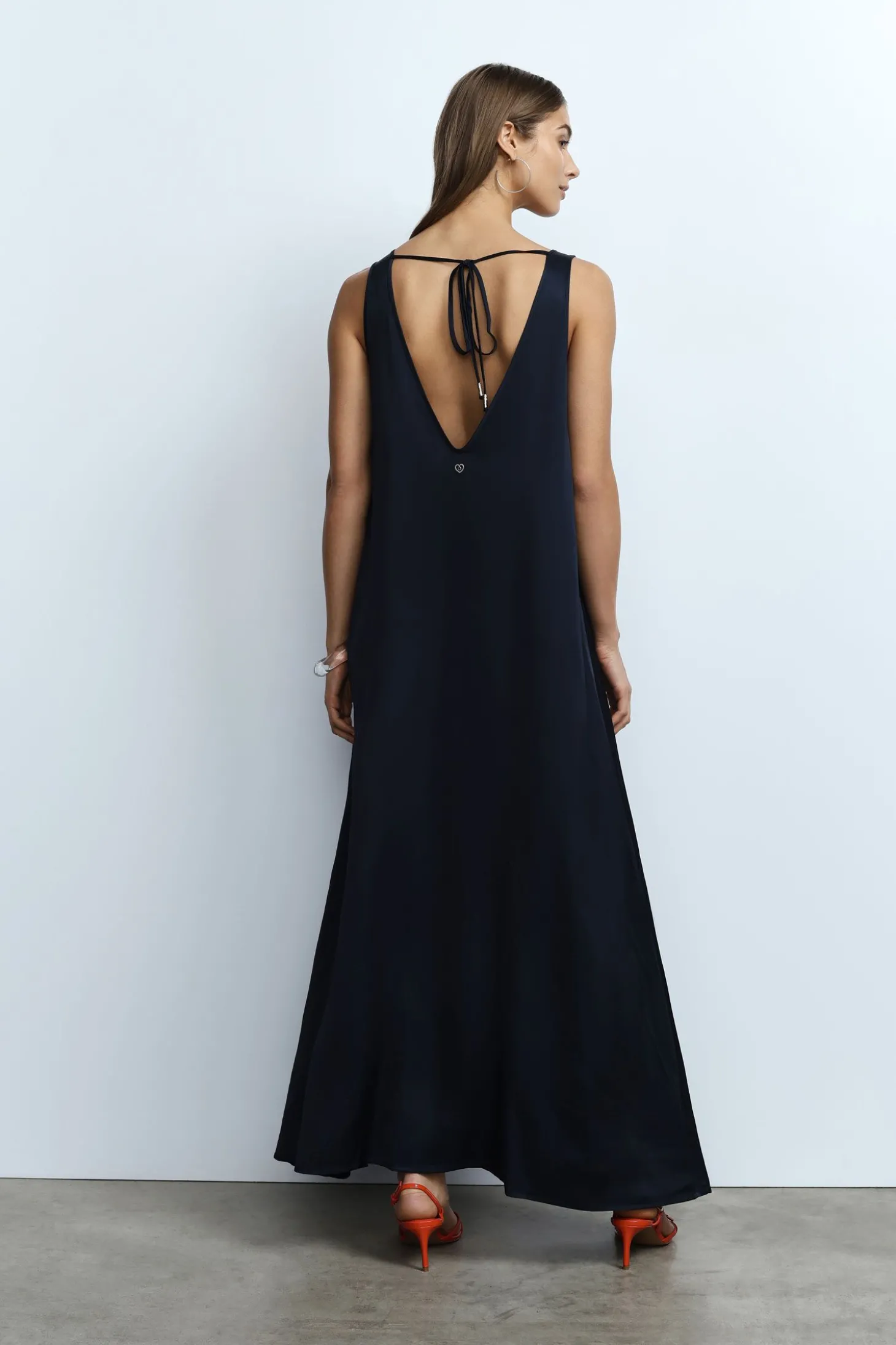 Vestido largo sin mangas escote v