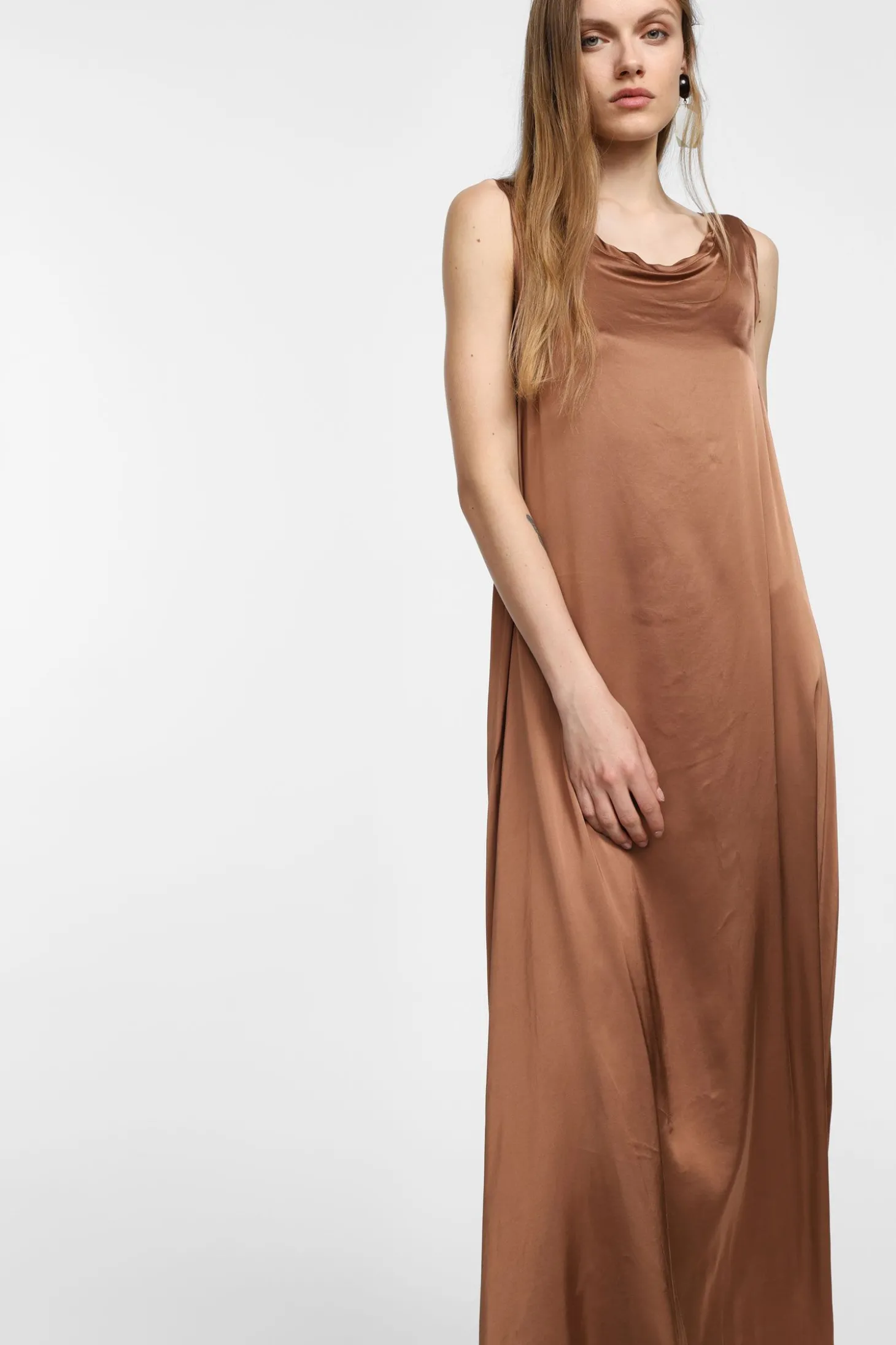 Vestido largo sin mangas fluido