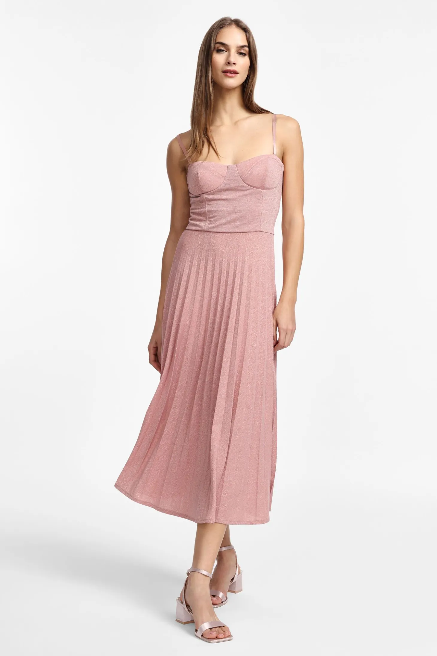 Vestido midi con tirantes finos