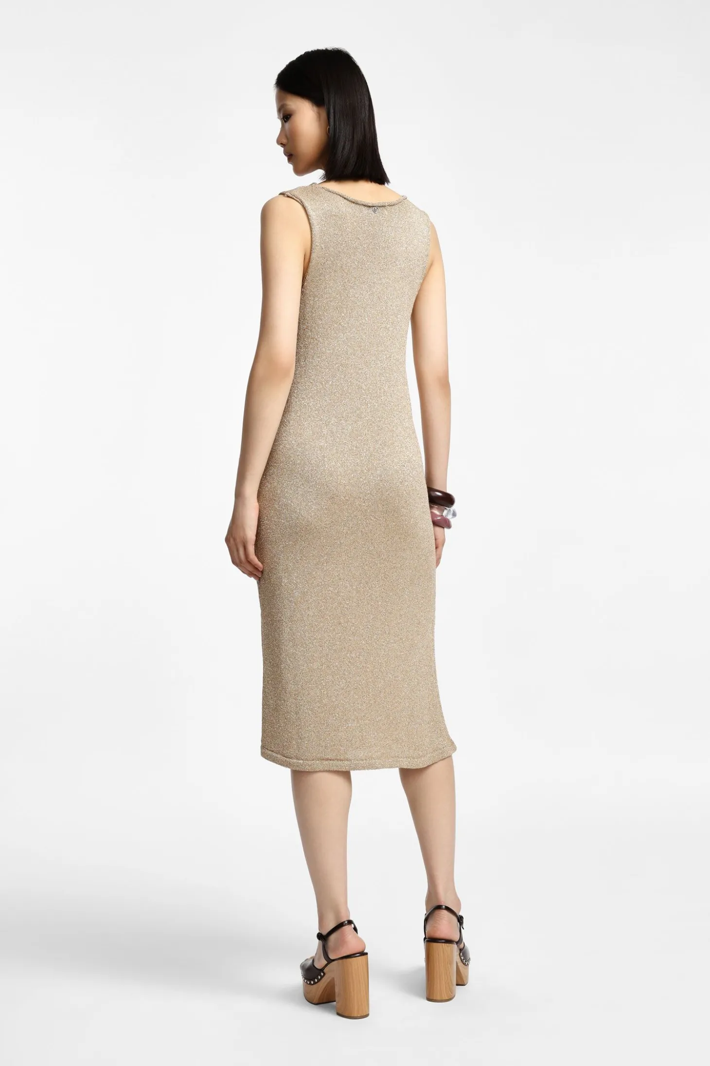 Vestido midi sin mangas cuello v